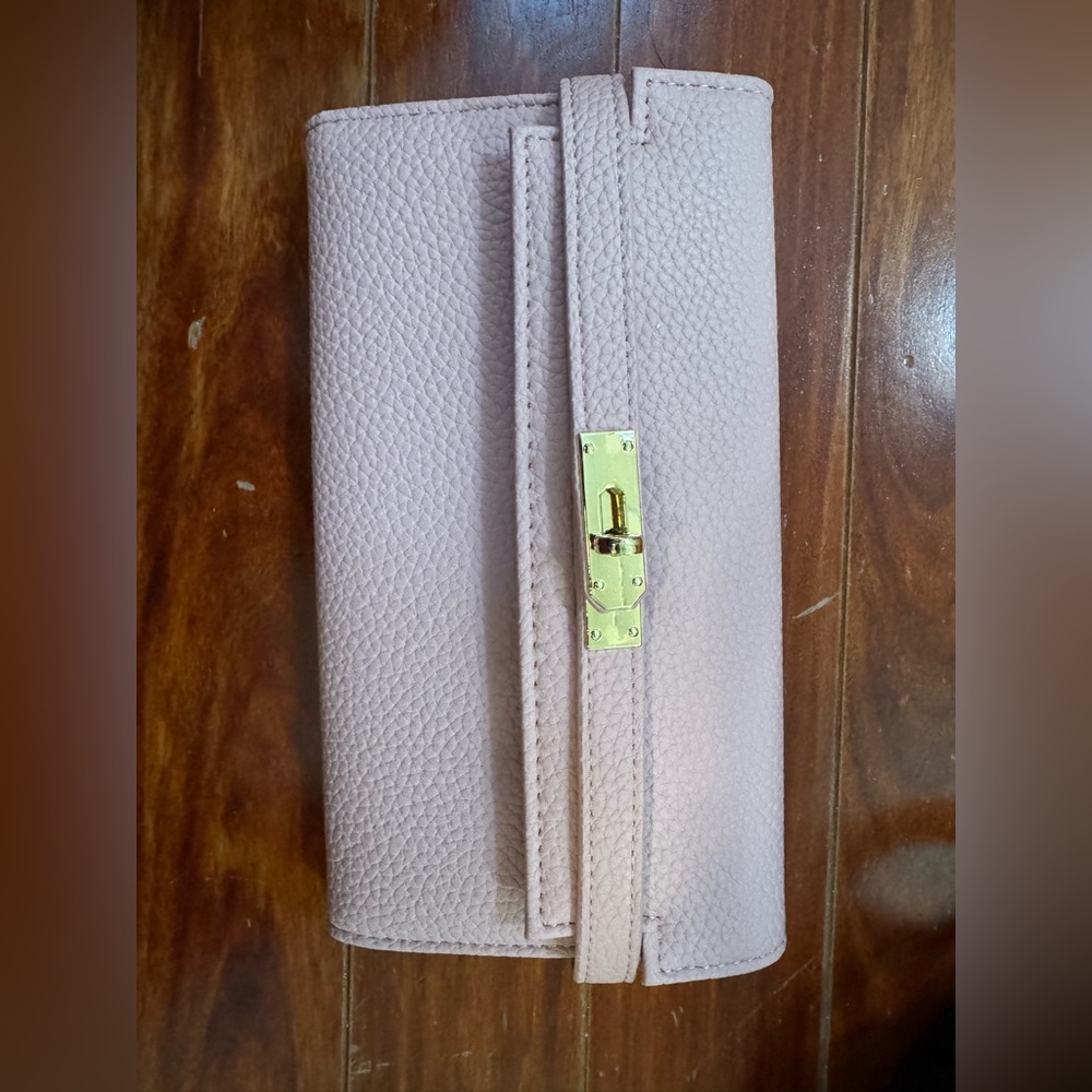 Elegant Pink Textured Wallet with Gold Clasp